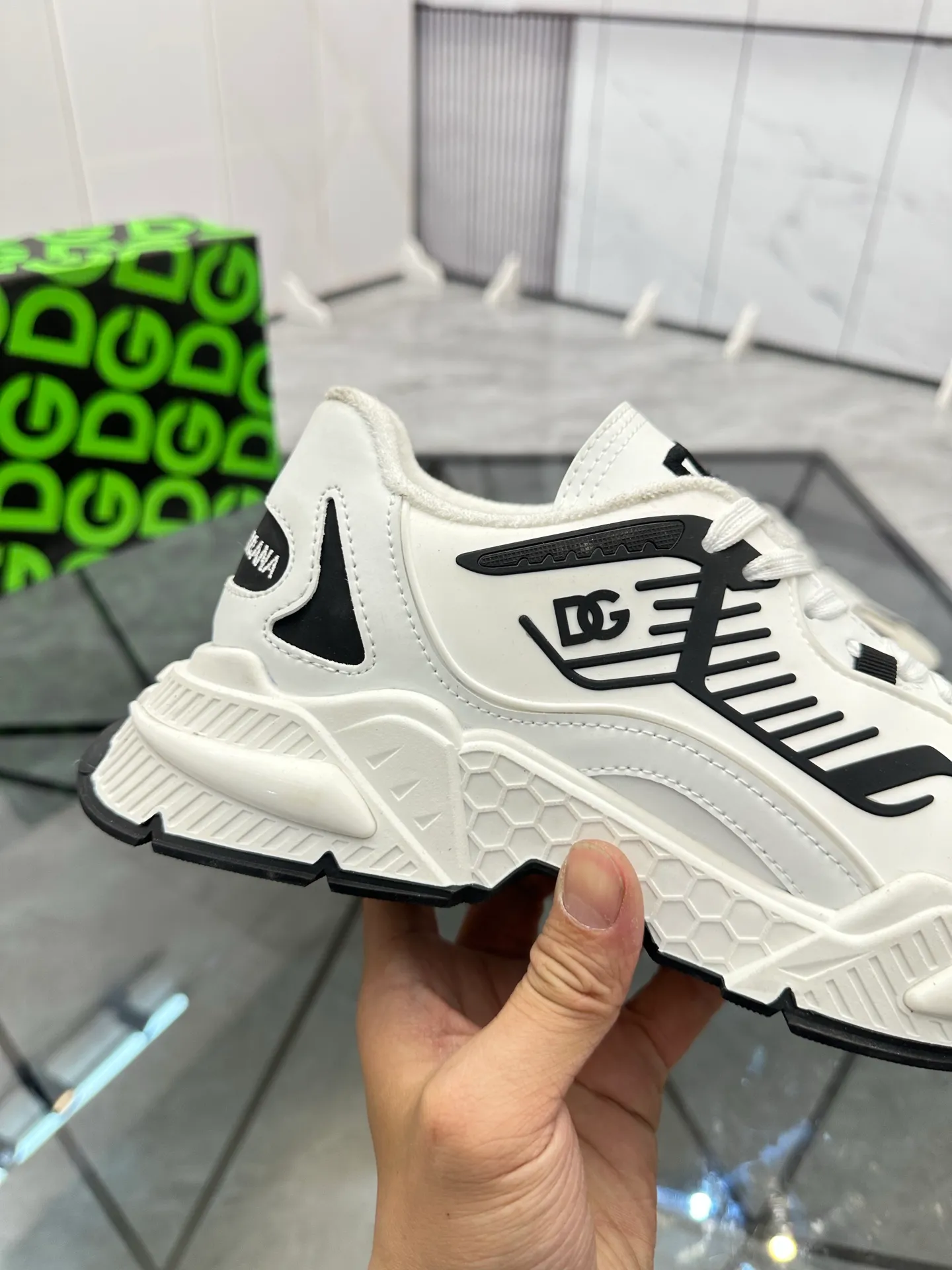 Men's shoes: 💰P560¥ Product trademark: DG "Dolce & Gabbana" low-top casual shoes Regular size: 35-44 (can be customized to 45.46) Couple style Product materials: Upper imported cowhide stitching original material, breathable lining, original outsole. Number: 803